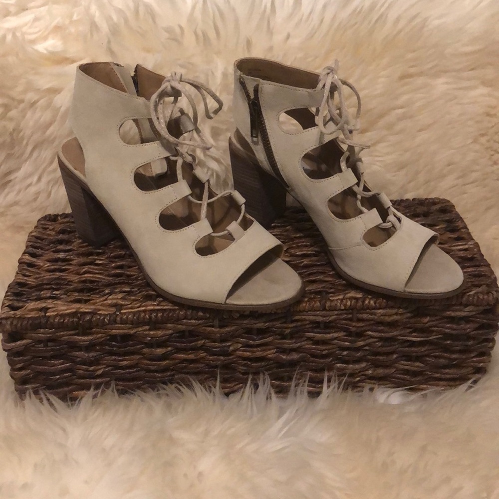 Gorgeous Nilunda Steve Madden shoes in Beige!!!